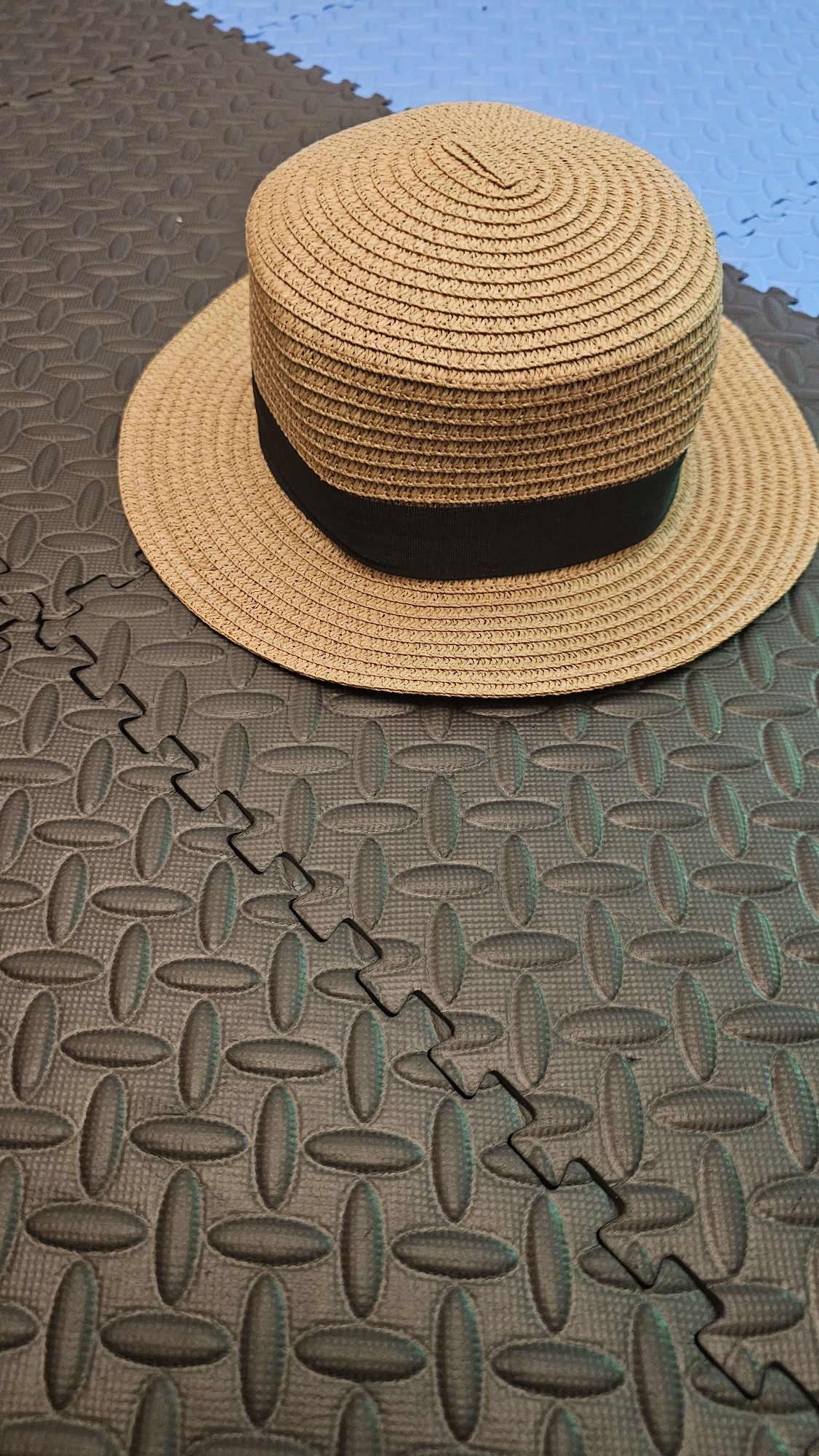 nowy kapelusz plażowy
