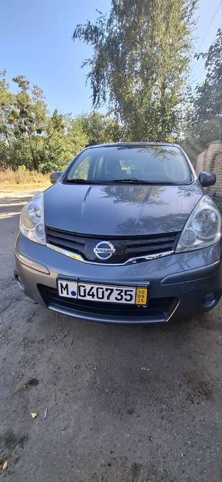 Нісан ноте 2009 .