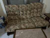 Conjunto de três sofas sendo o maior sofa/cama