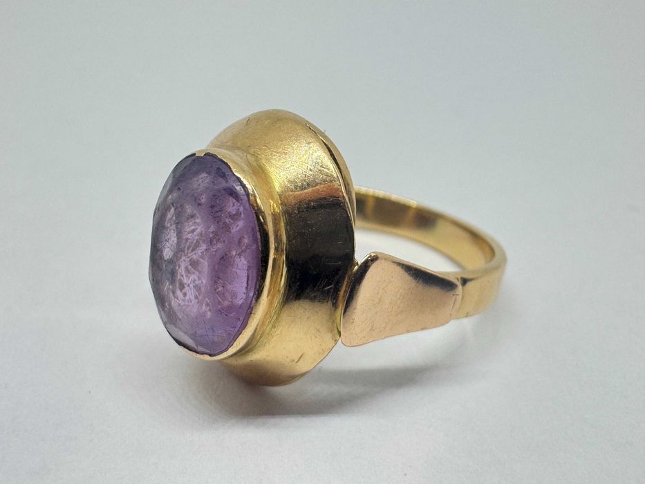 Złoty pierścionek z fioletowym oczkiem pr585 waga 3,45g rozmiar 12