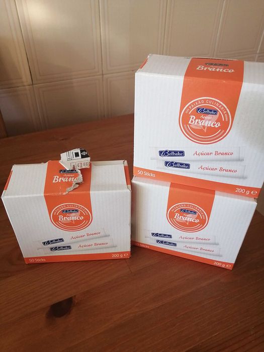 Máquina de café De'Longhi com pacotinhos de açúcar de brinde.