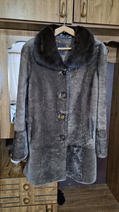 Жіноча шубка з мутона, з норкових воротником