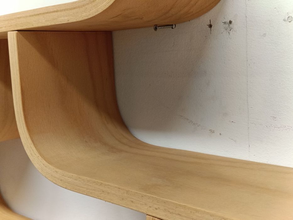 Volak Holesov model  półki wiszące na ścianę gięta sklejka design