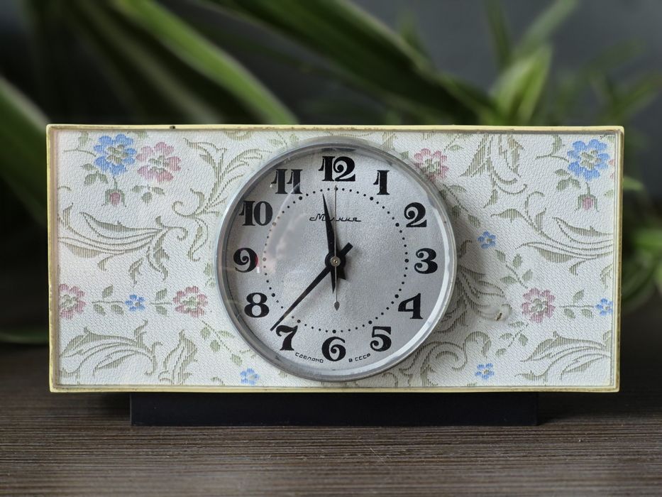 Stary nakręcany zegarek kominkowy Mołnia PRL sprawny