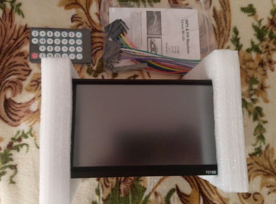 Продам сенсорну автомагнітолу