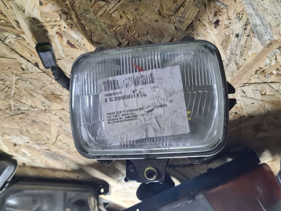 Reflektor lampa prawa przód Mazda 323F