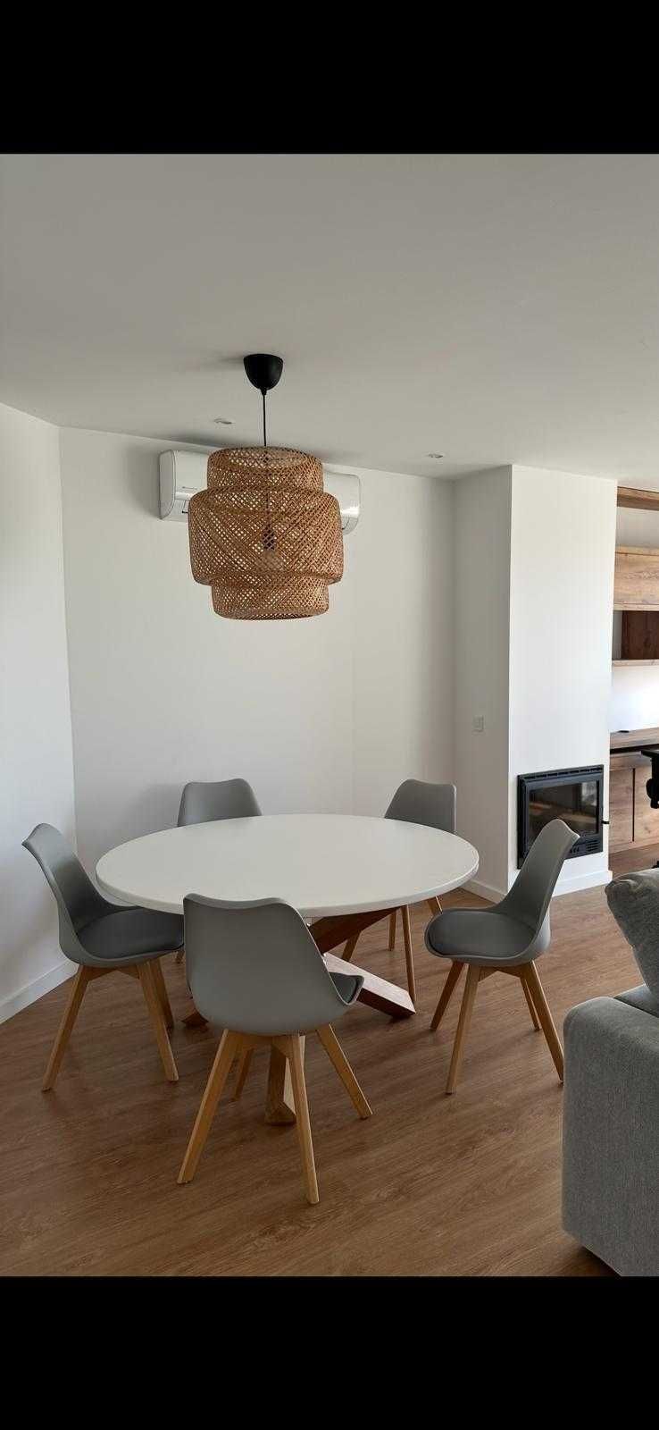 Conjunto mesa e cadeiras
