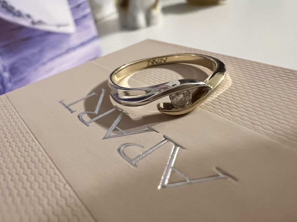Pierścionek Apart diament 0,07 ct. białe i żółte złoto 585 rozm. 11.