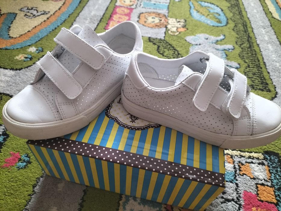 Кеди білого кольору