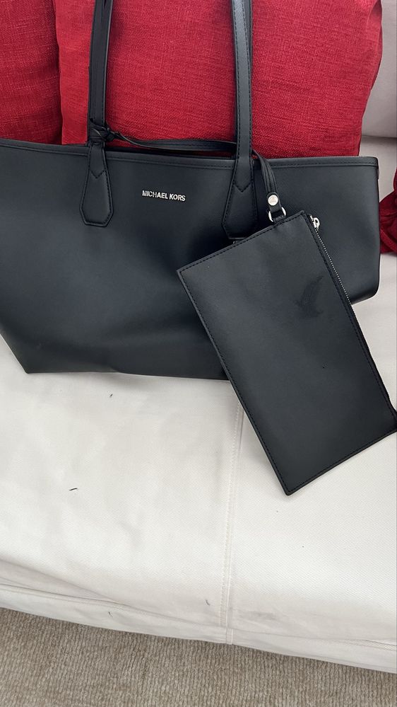 Carteira michael kors dupla face preta e cinza.