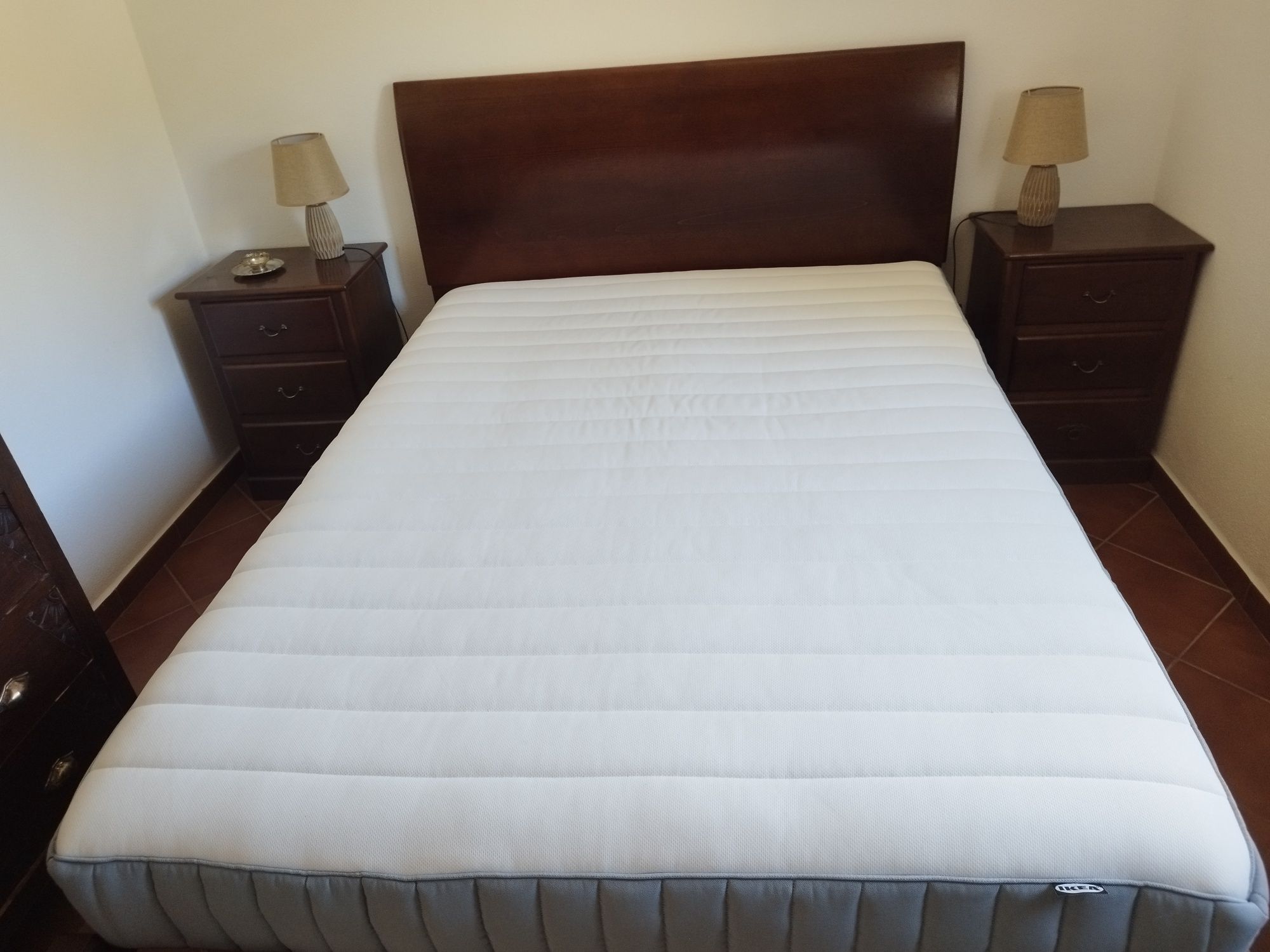 Cama de madeira com 2 mesas cabeceira e colchão novo