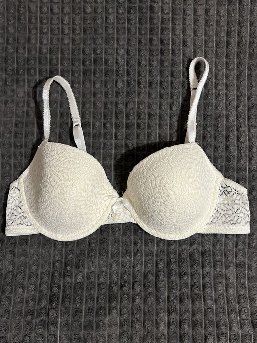 Бюстгальтери в новому стані