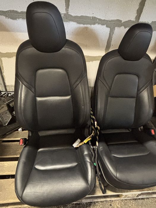 Продам оригінальні сидіння Tesla 3 Y
