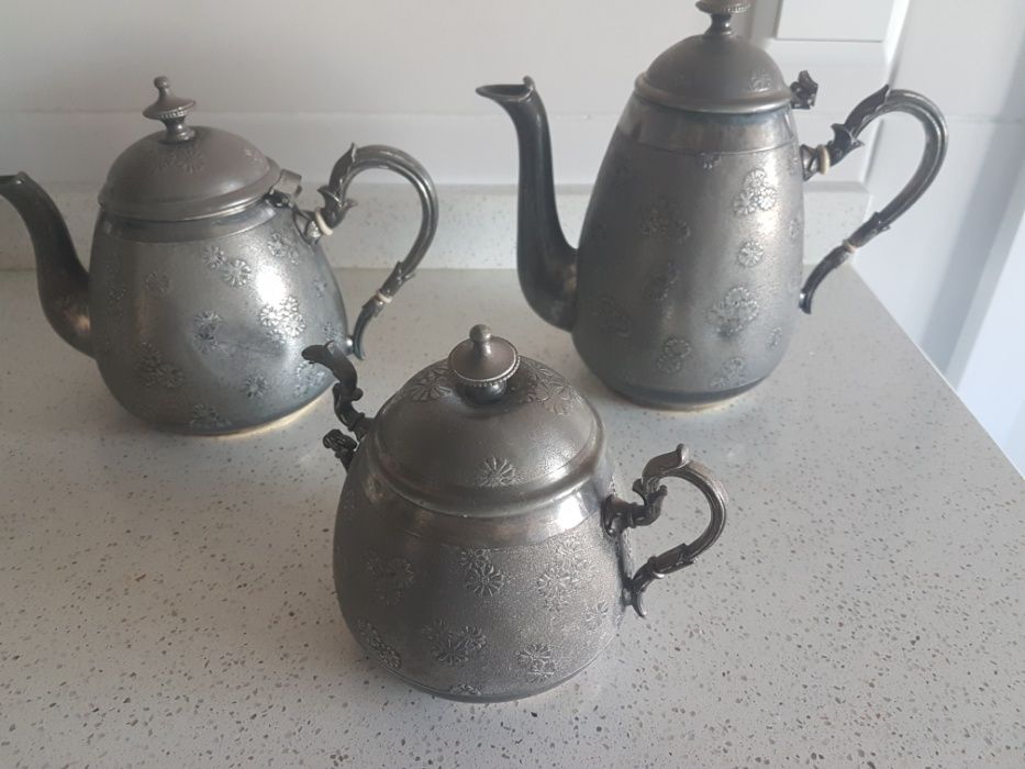 Cafeteira, bule e açucareiro