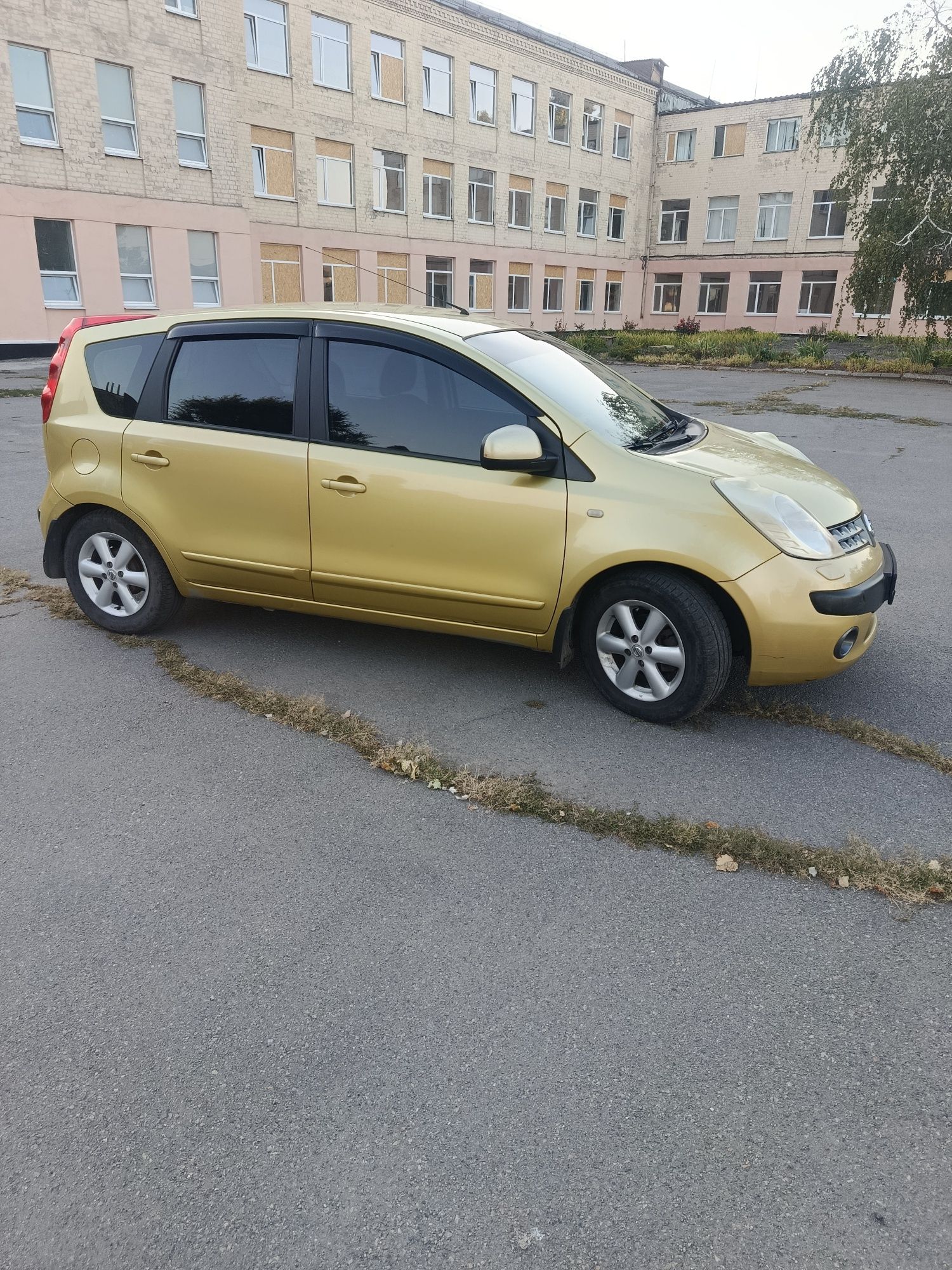 ПродамNissan Note E11 1,6 газ-бензин