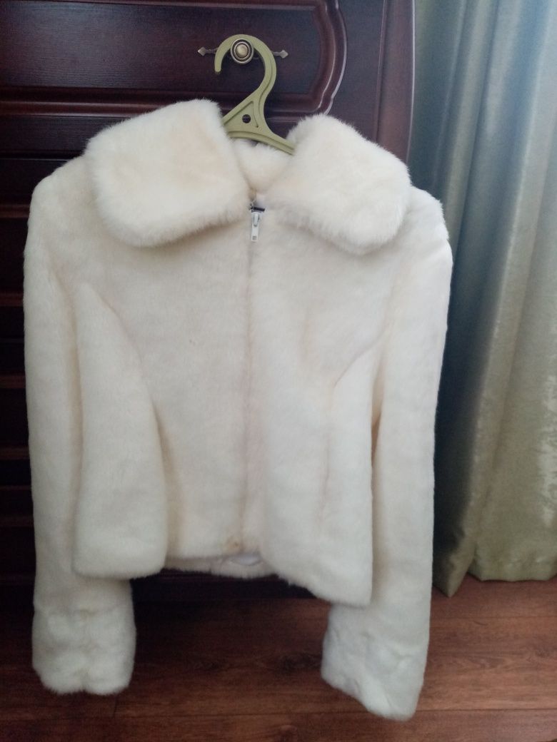 Шуба з екохутра коротка.