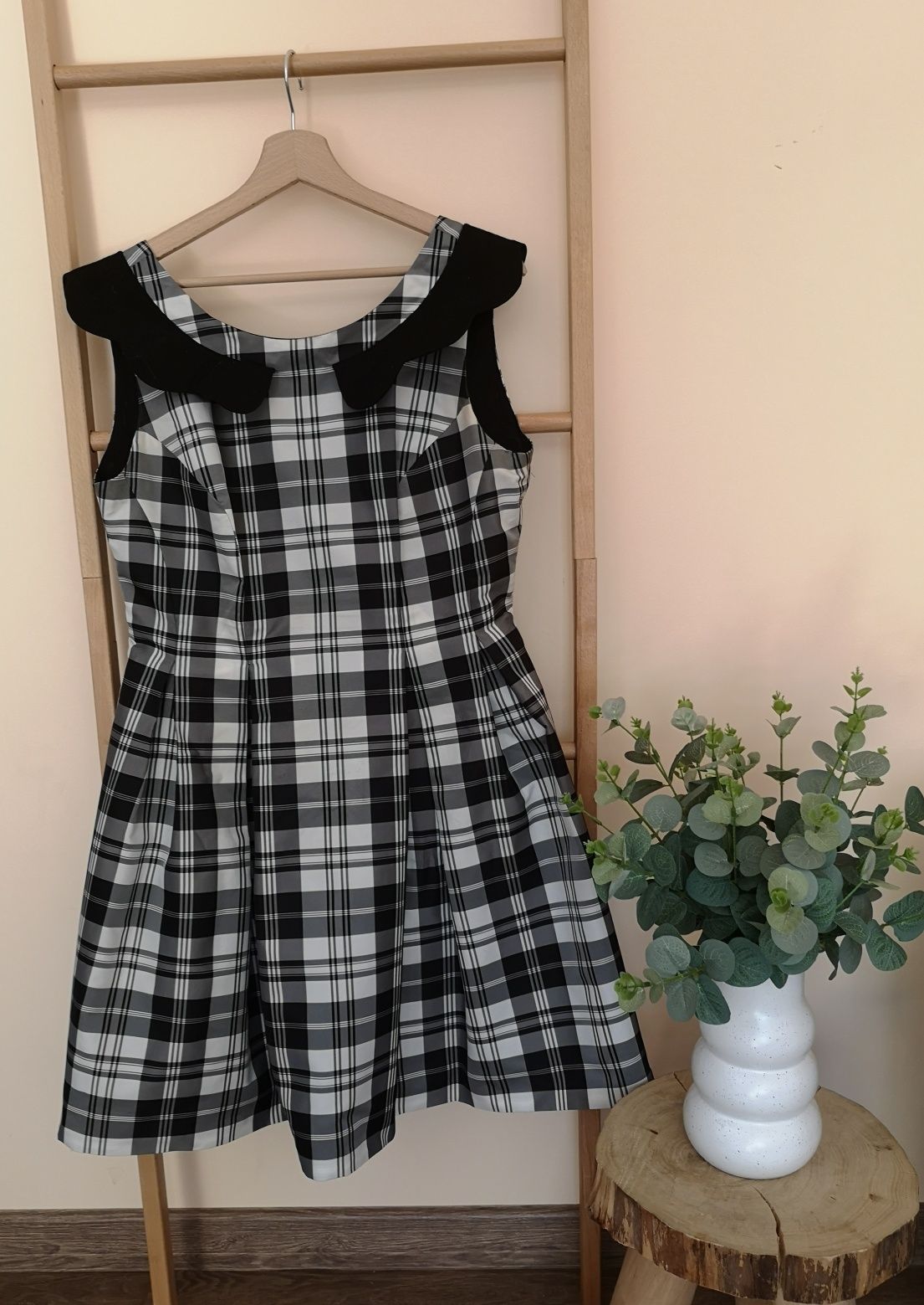 Sukienka mini W karate Czarna Biała Dekolt w łódkę Simple Roz 42 XL