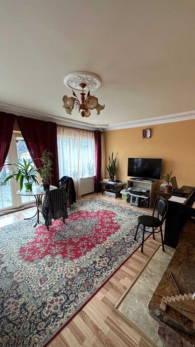 Продаж 6-ти кімнатного будинку, по вул. Горіхівська (середина).