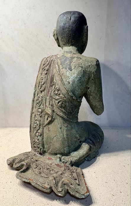 Antiga escultura de um Buda da Birmania em madeira