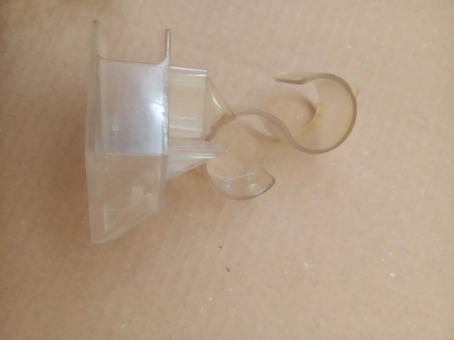 3 пласмасові підставки для прикрас одним лотом