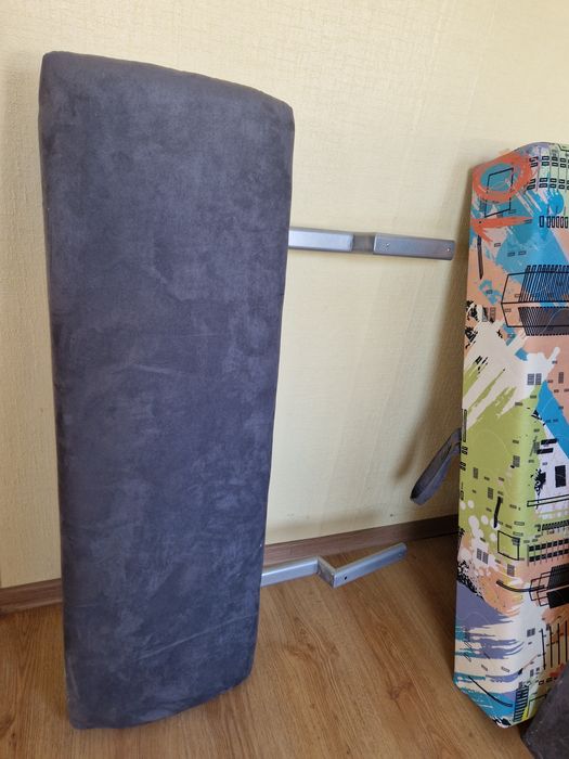 Łóżko z pojemna skrzynią.