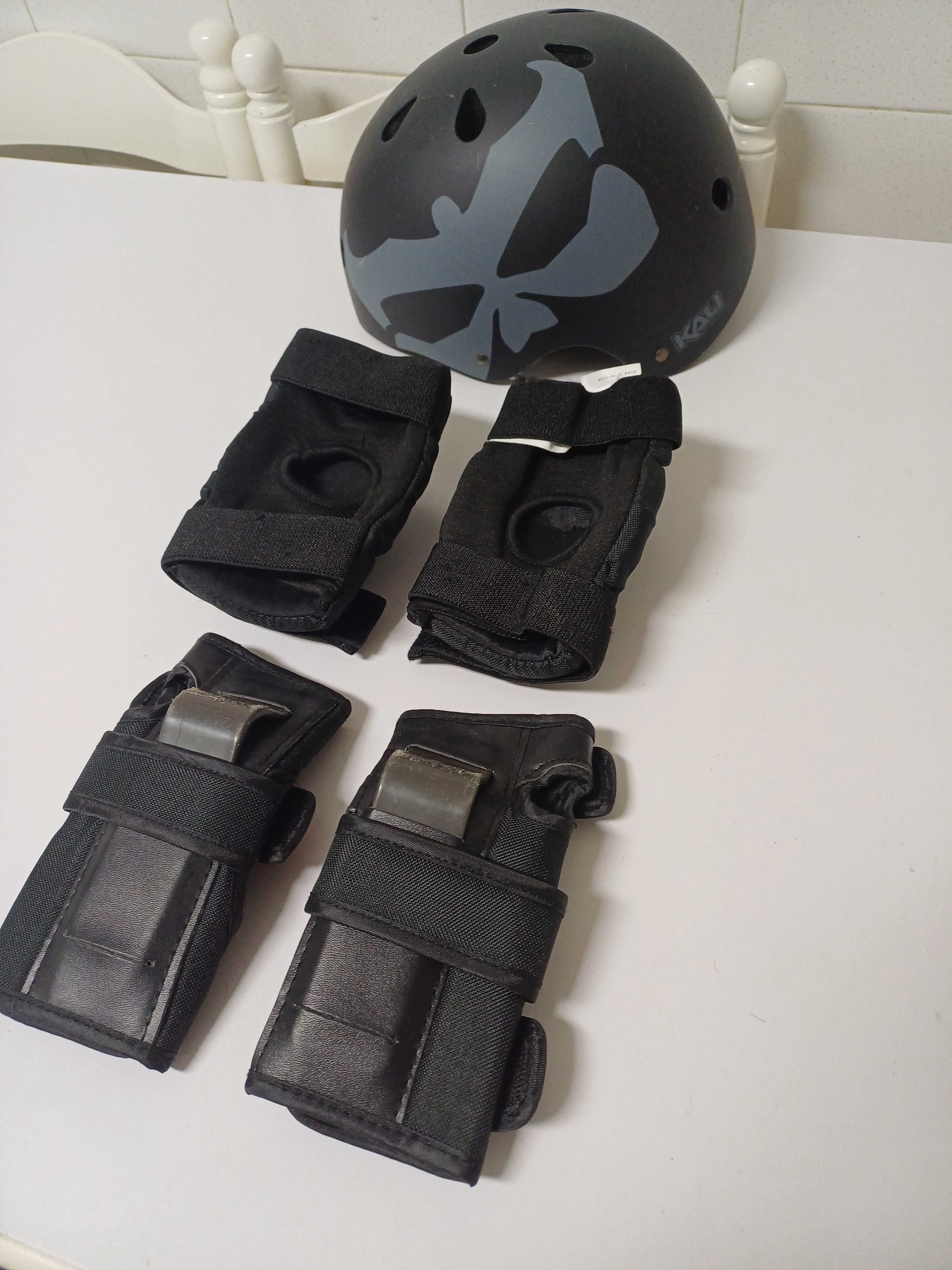 Capacete e 4 proteções para desporto
