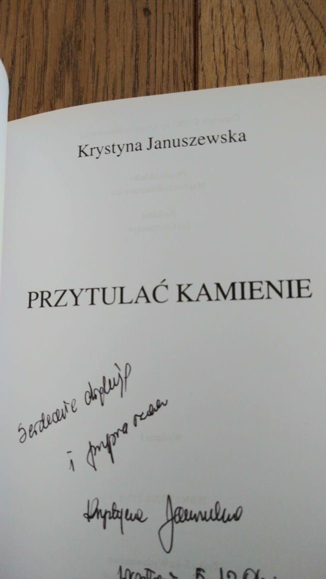 Przytulać kamienie - Krystyna Januszewska