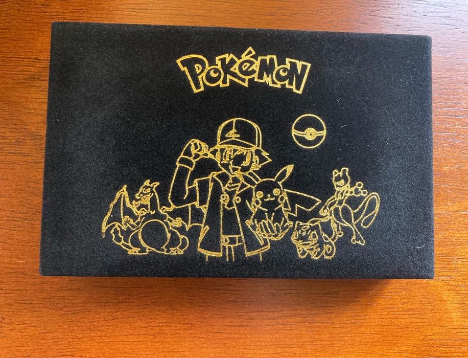 Caixa estojo veludo moedas pokemon + carta metalica
