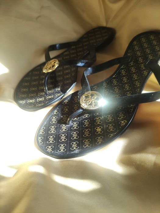 шльопанці босоніжки Guess
