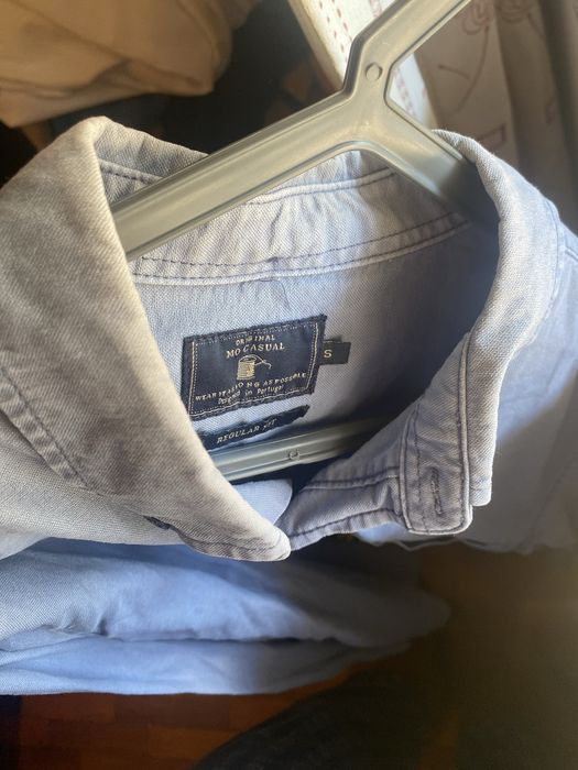 Camisa azul com algum uso