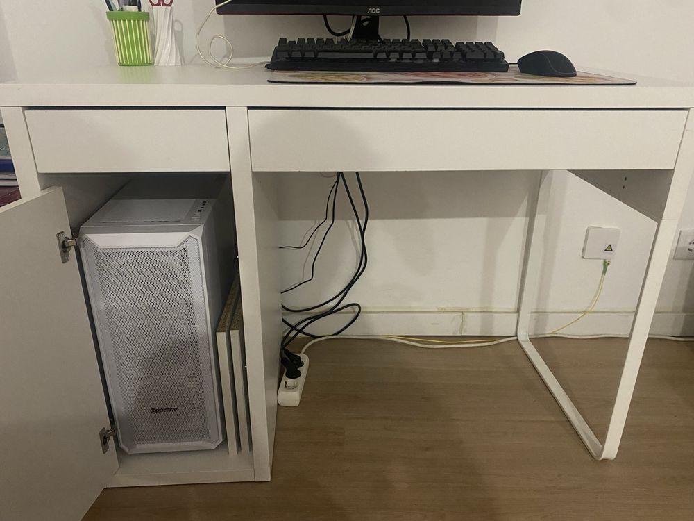 Vendo secretária com cadeira / vendo tbm separados