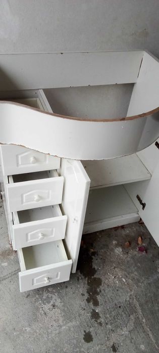 Armário de casa de banho com pio e torneiras