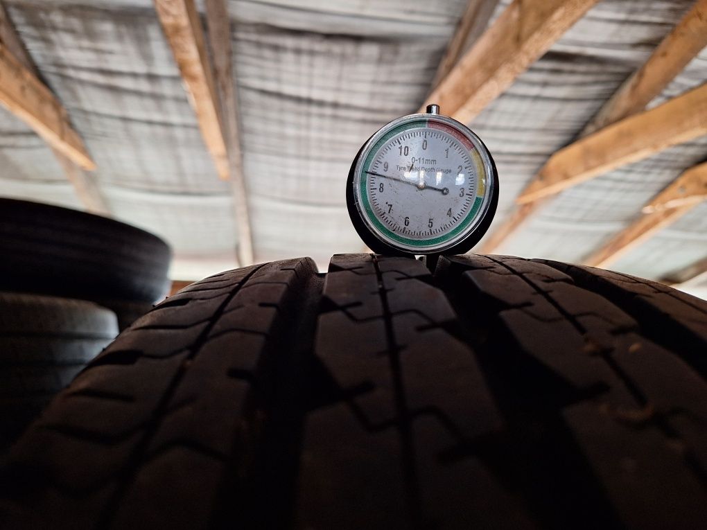 Продам шини 215 70 15с Pirelli,в стані нових