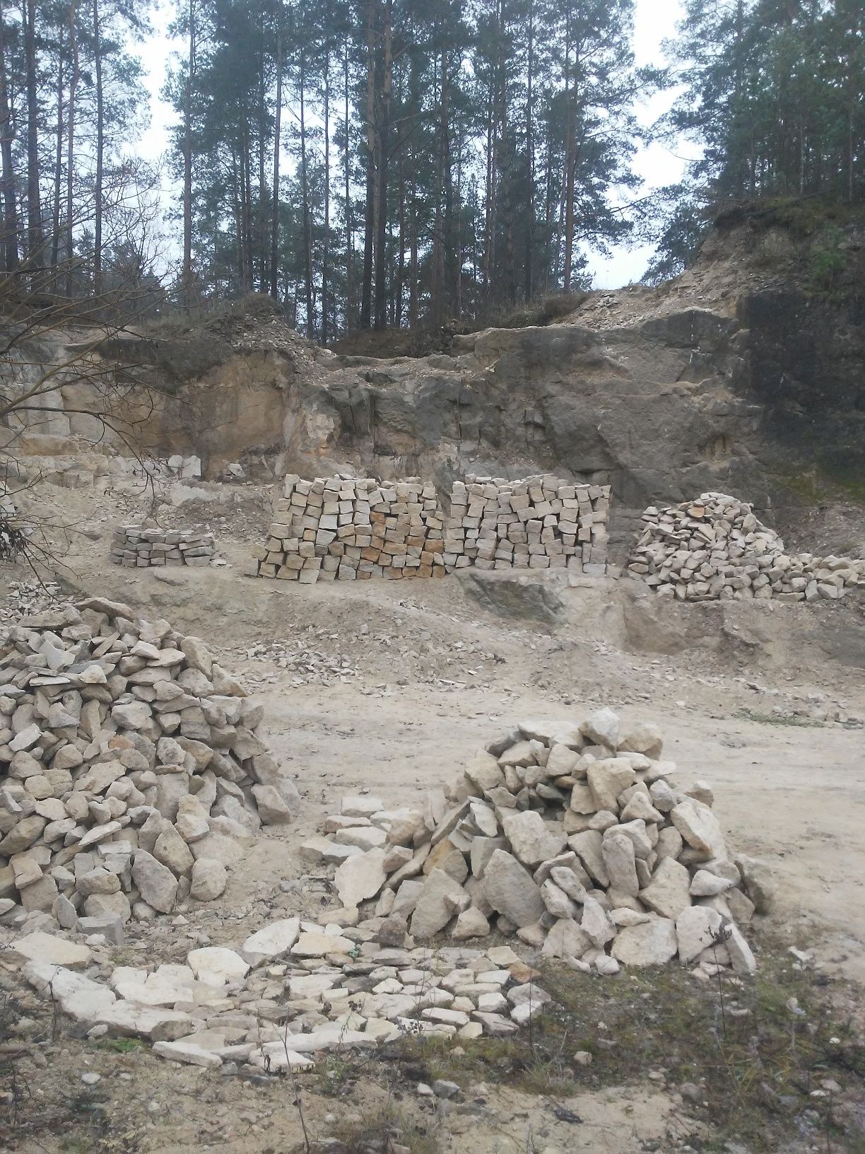 Kamień naturalny Józefowski do murowania i fundamentów, niesort, pias