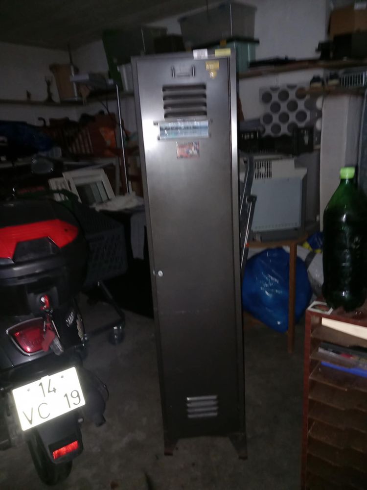 Vendo cacifo de uma portas para arrumacao de objetos em bom estado