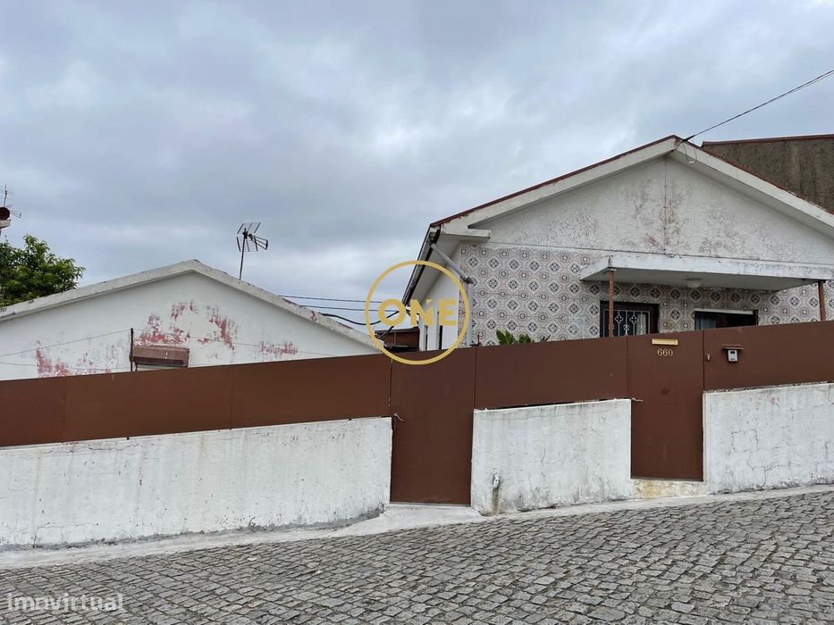 Moradia Térrea T2 com anexo T1 para restauro, na Trofa.