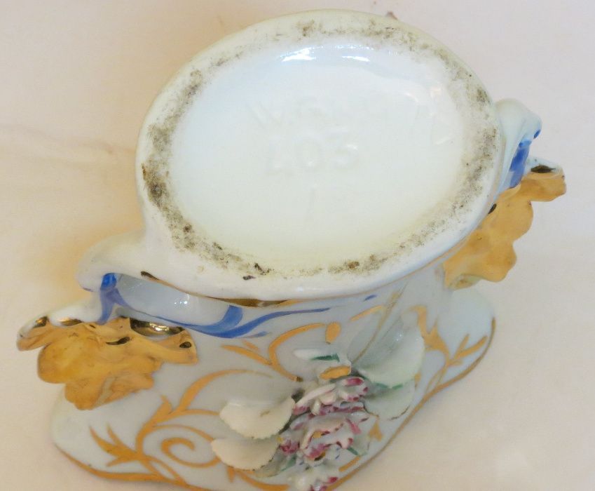 Jarra em porcelana da Limoges com flores moldadas e folhas douradas