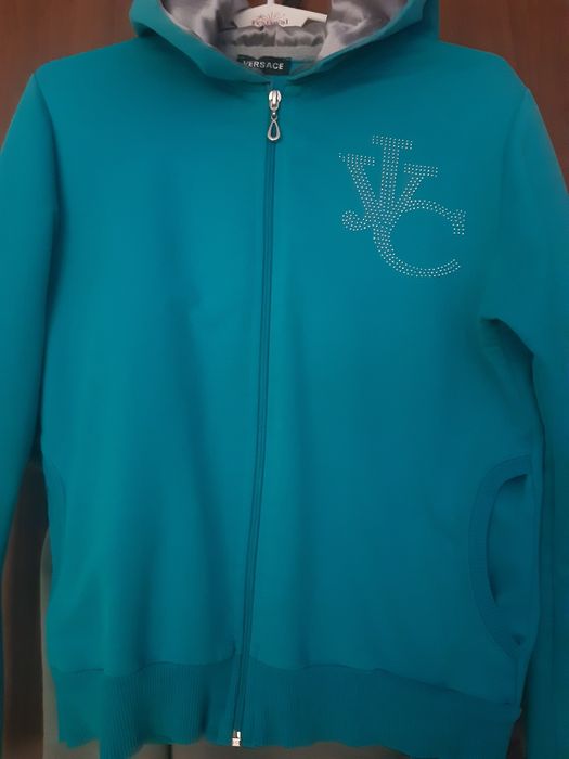 Продам курточку на молнии.