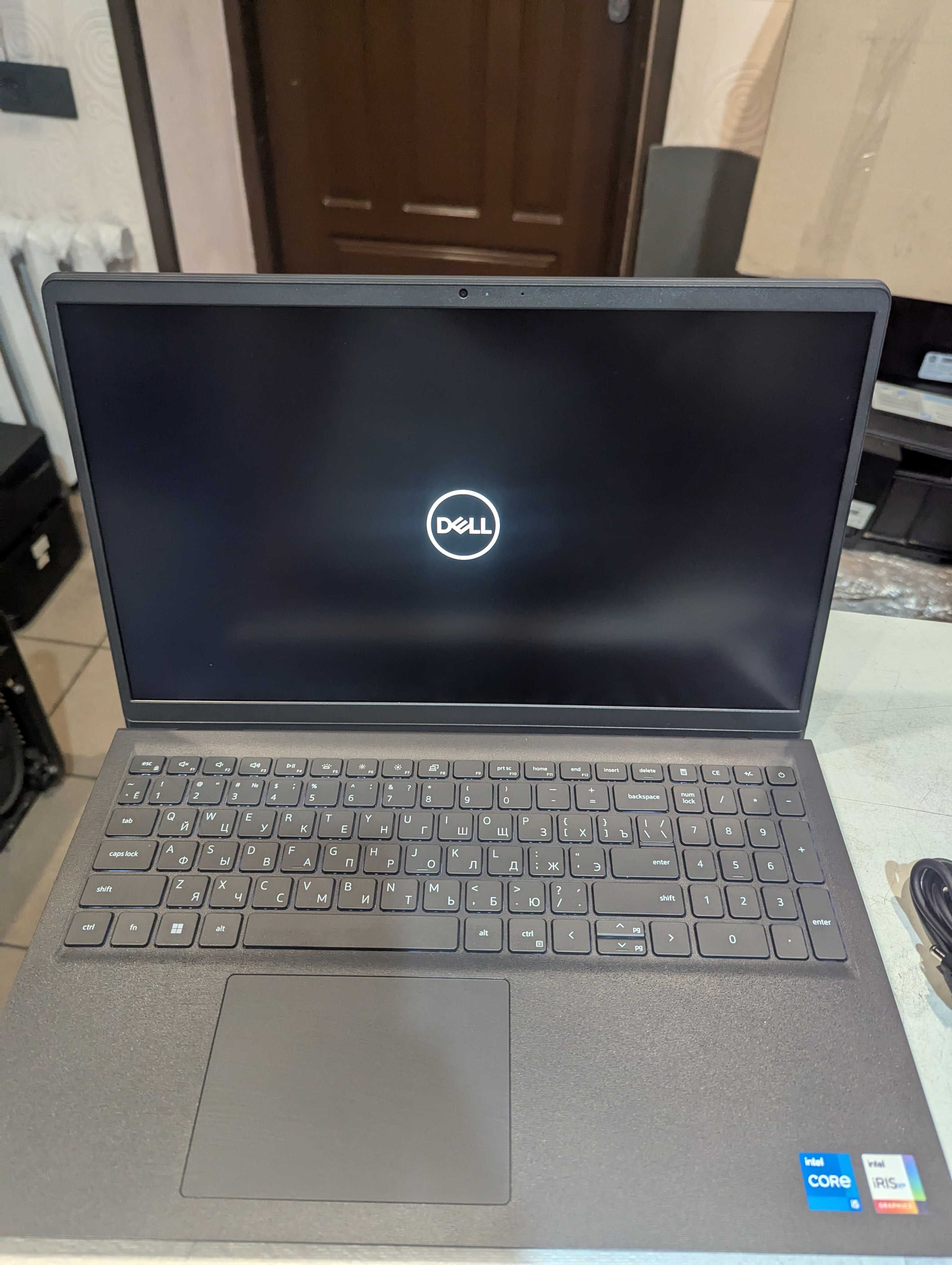 Ноутбук Dell Vostro 3520 (N5315PVNB3520UA) полностью новый, не пользов