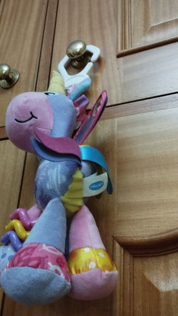 Brinquedo didático co espelho e chocalho nas patas