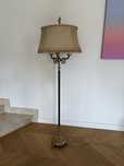 Lampa stojąca, zdobiona.