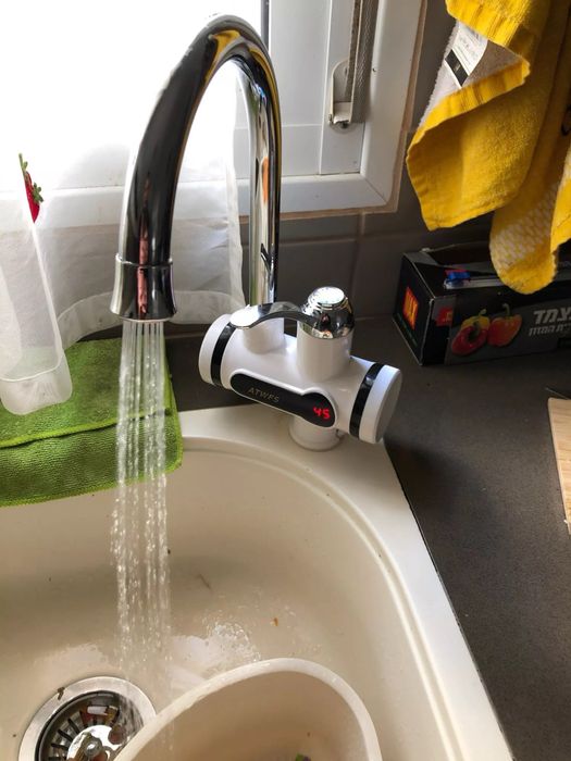 Torneira Elétrica de Água Quente sem Gás/ Esquentador (UNIVERSAL)