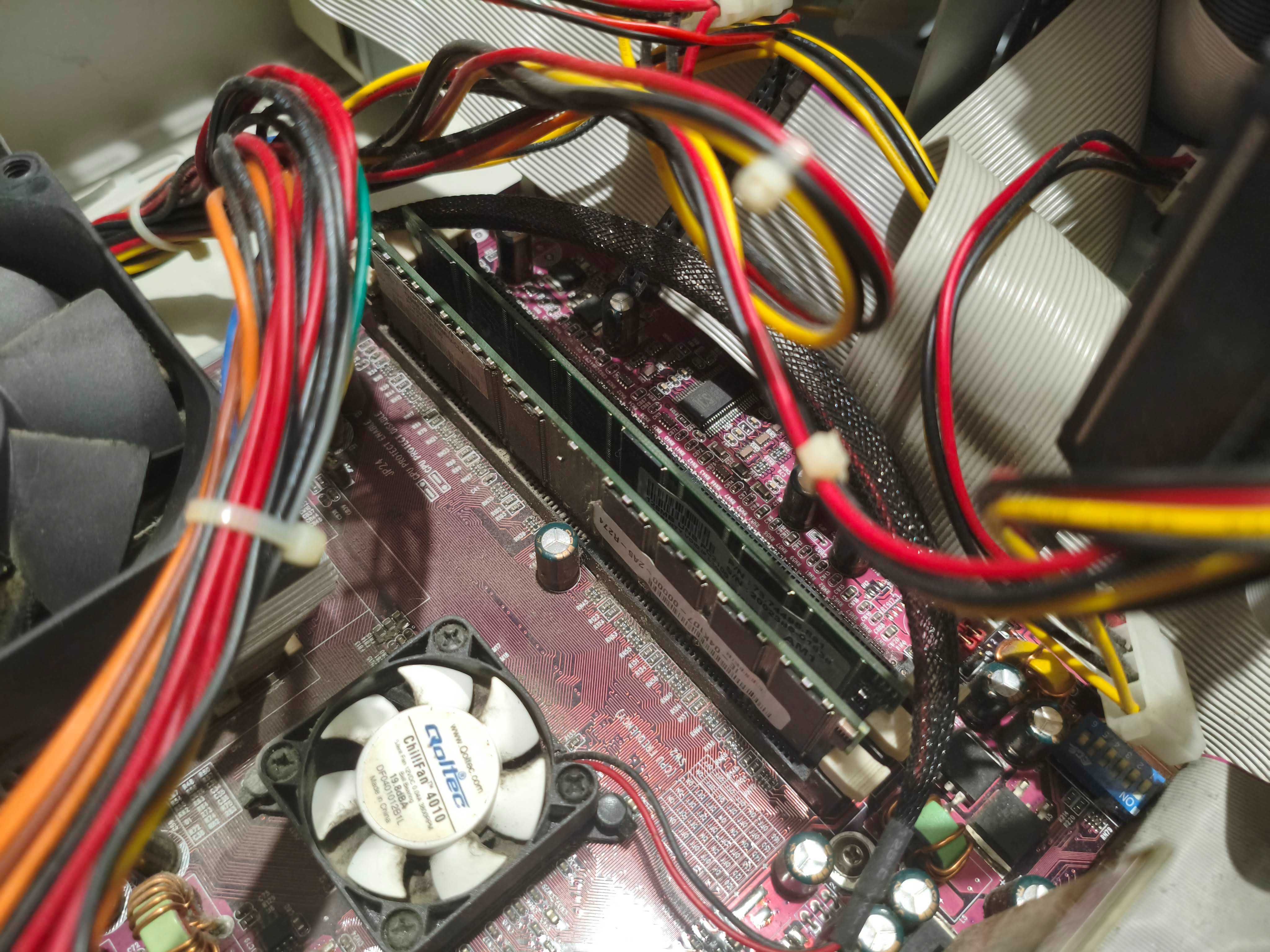 Stary komputer Duron 1,6HGz płyta Soltek, HDD 40GB, 256MB RAM