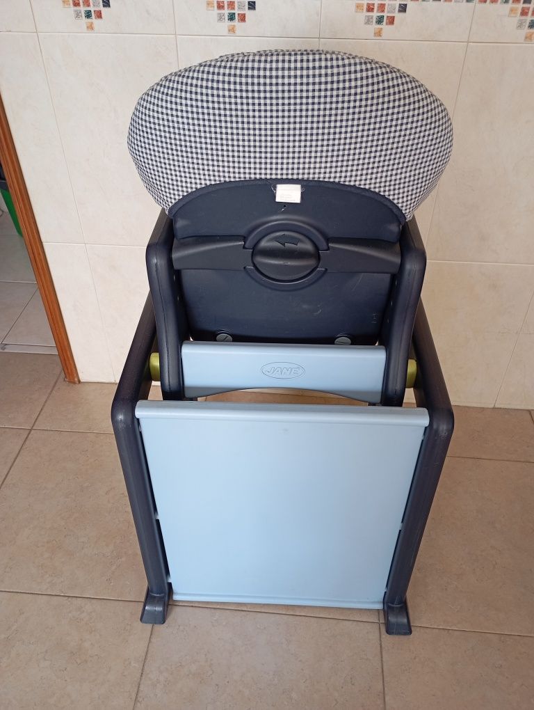 Cadeirinha Refeição vs Cadeira e Mesa