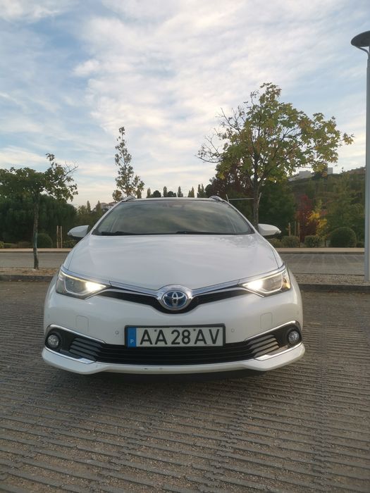 Toyota auris touring sports hybrid