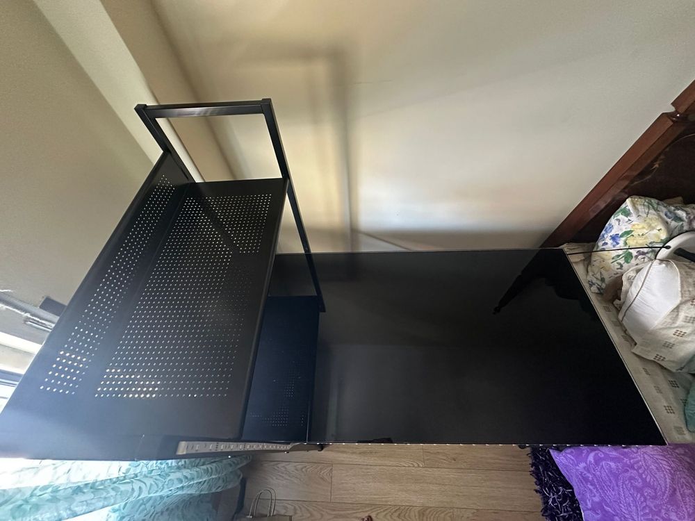 Secretária preta com LEDs