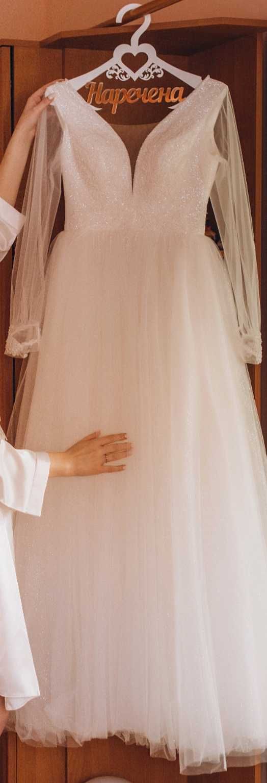 Весільне плаття кольору айворі