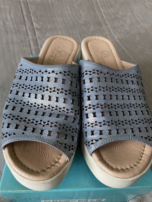 Шкіряні шльопанці