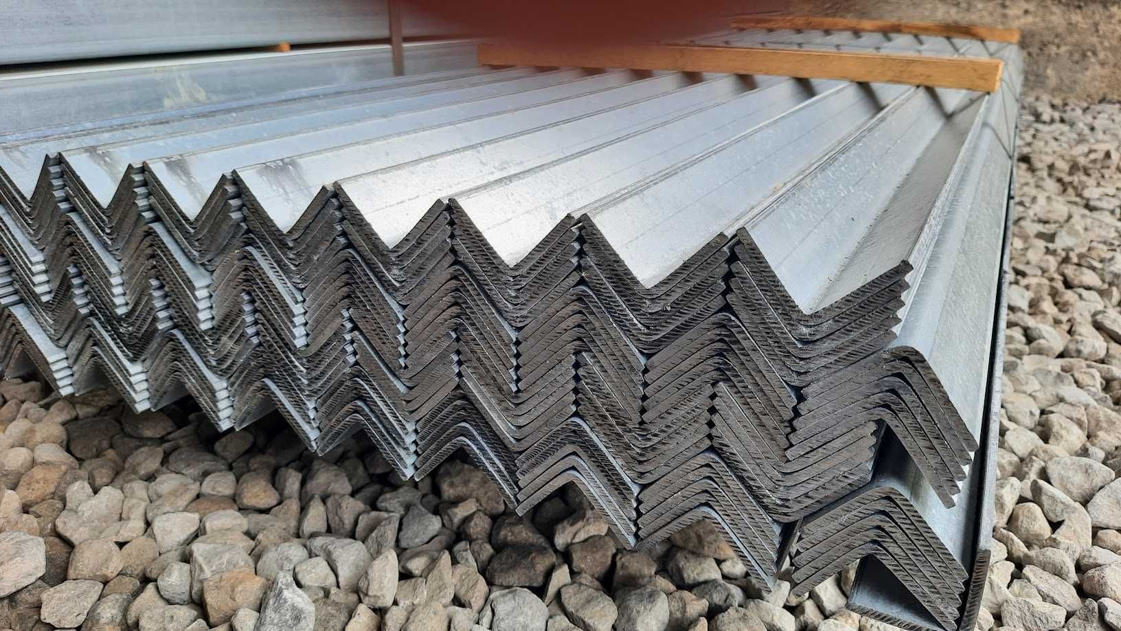 Słupek kątownik 45x45x4 ocynkowany, wys. 2,3m, GRATIS łącznik betonowy