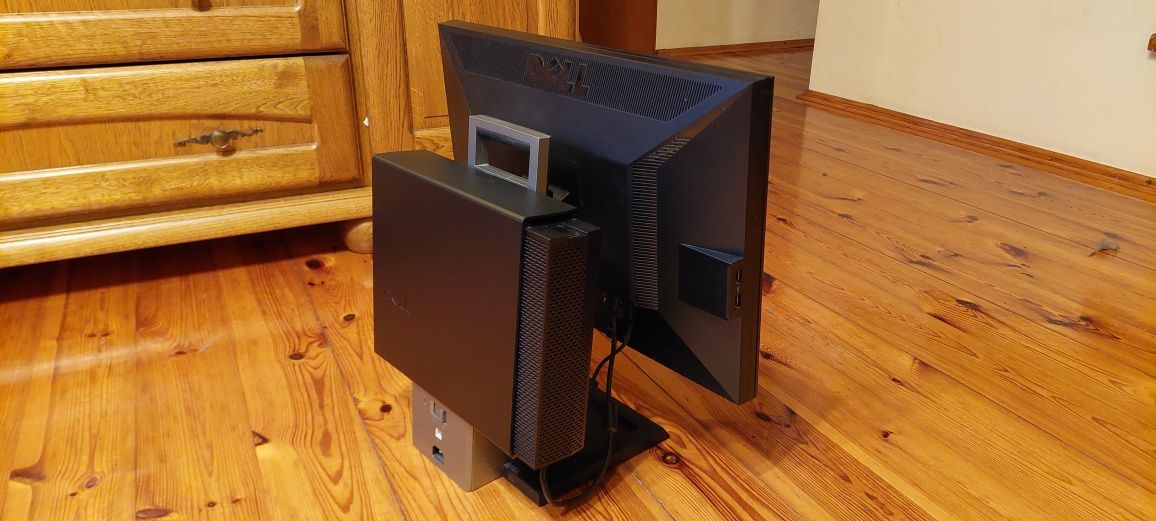 Komputer DELL z monitorem